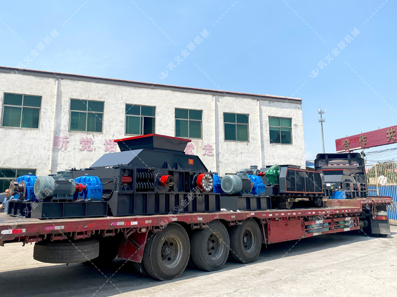 1200*1200雙齒輥破碎機(jī)，兩臺900*900軌道移動雙齒輥破碎機(jī)發(fā)往云南
