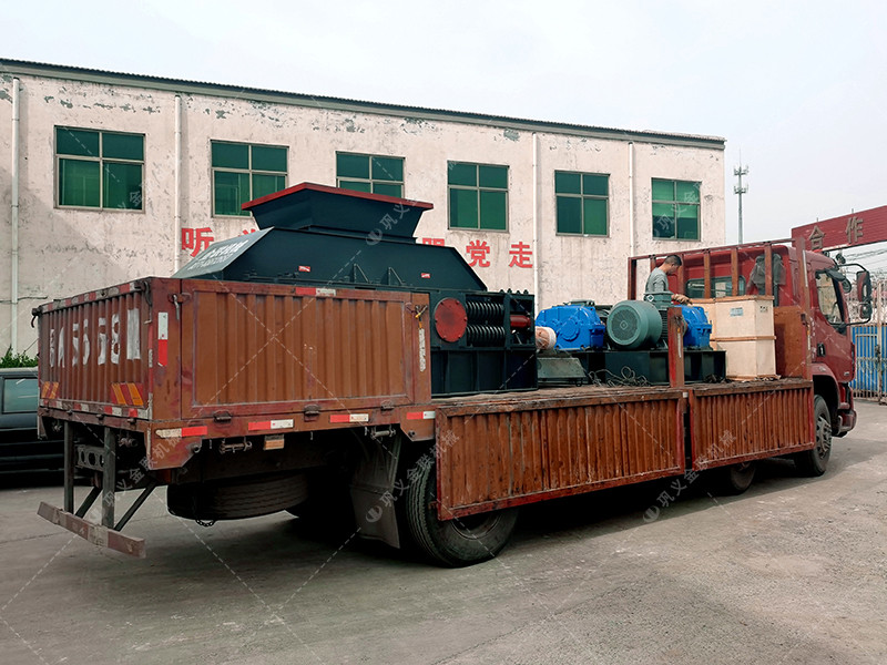 2PG1200X800對輥破碎機(jī)發(fā)往新疆喀什石英石制沙