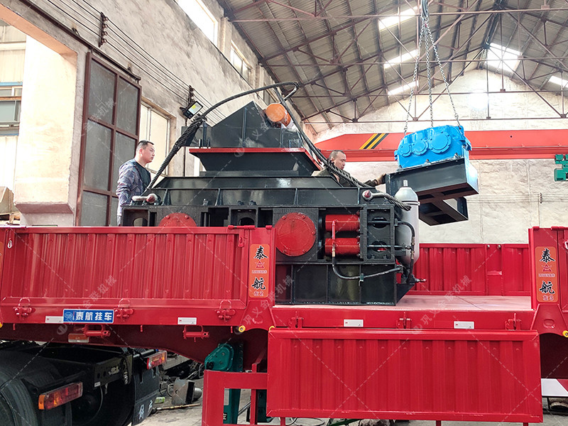 1000x700液壓對(duì)輥破碎機(jī)發(fā)貨 發(fā)往非洲肯尼亞蒙巴薩